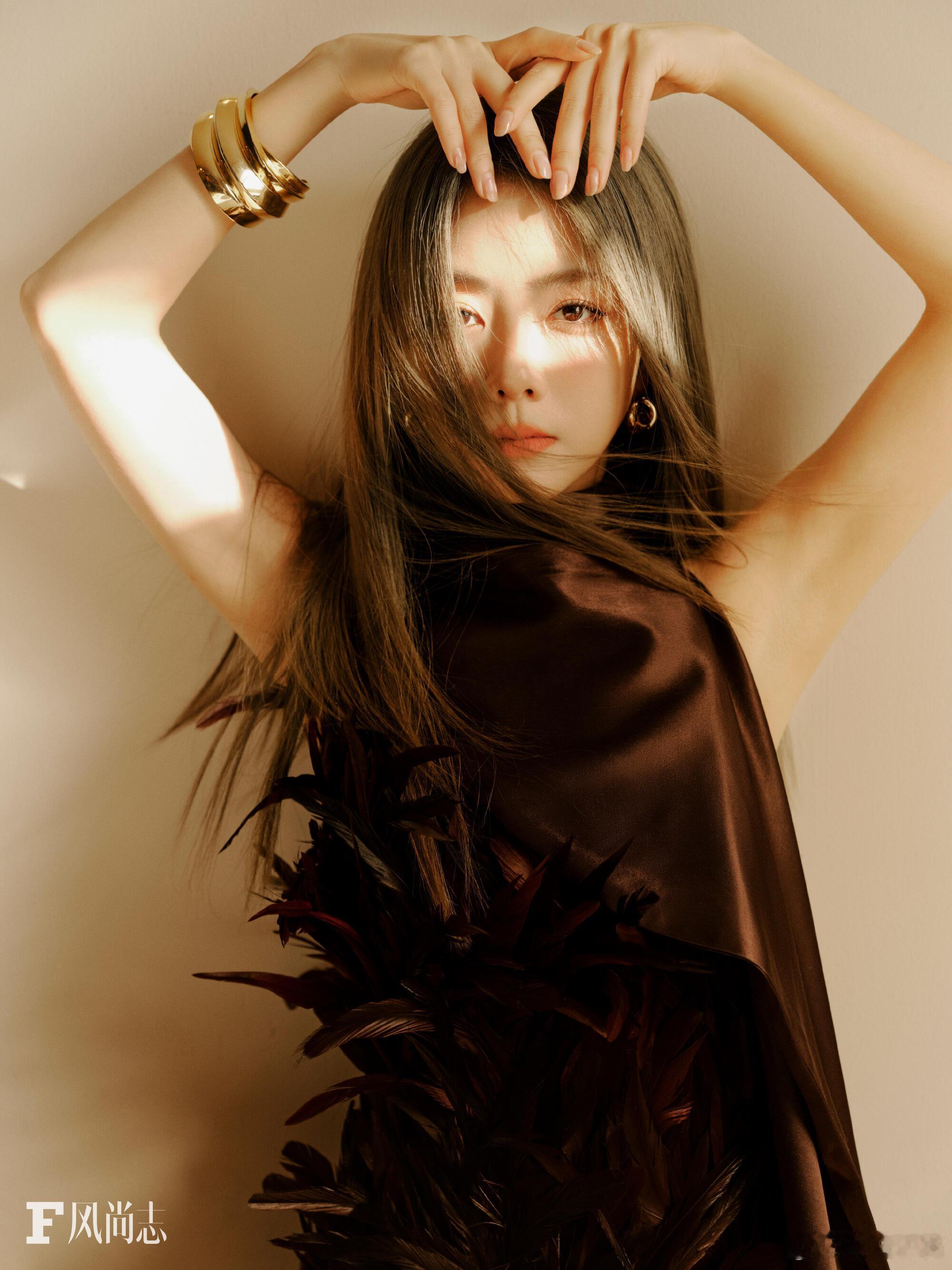 谭松韵最新风尚志封面，御姐造型太撩了！ 