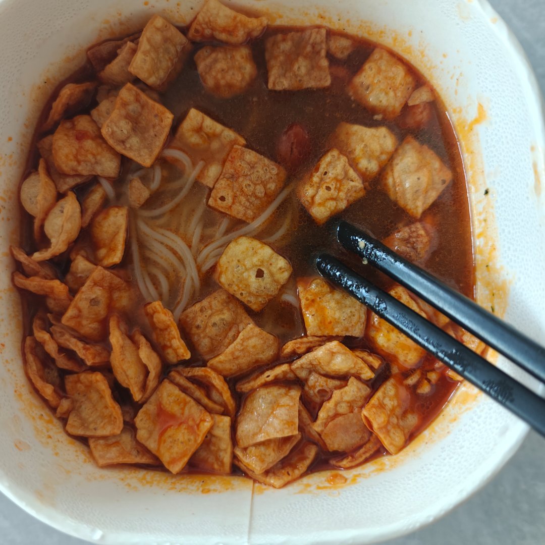 早餐来啦啦啦今天吃个冲泡型的螺蛳粉 ​​​
