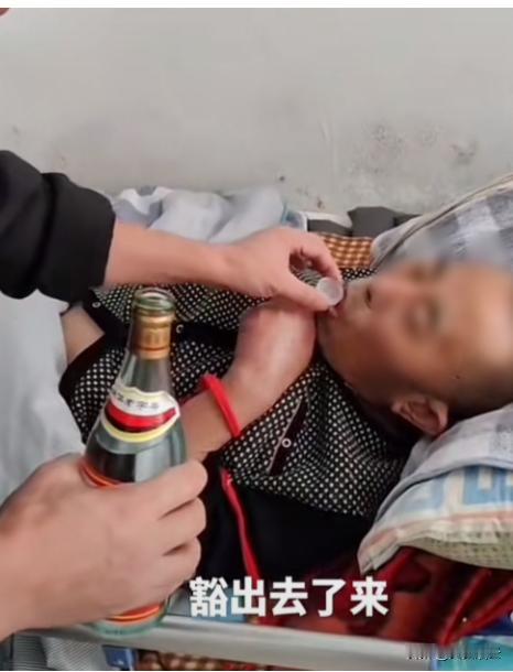 没有遗憾了。黑龙江，儿子在父亲临终前买来了酒和肉，陪因病戒烟戒酒10多年的父亲，