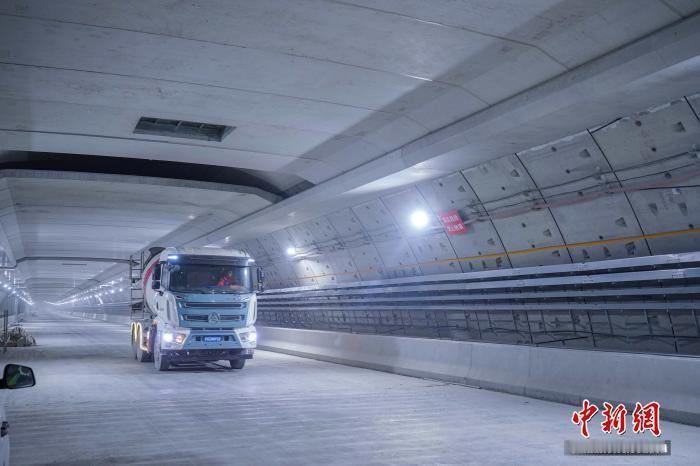 17日，由中铁十四局集团承建的济南黄岗路黄河隧道上层车道板全部完工，标志着世界最