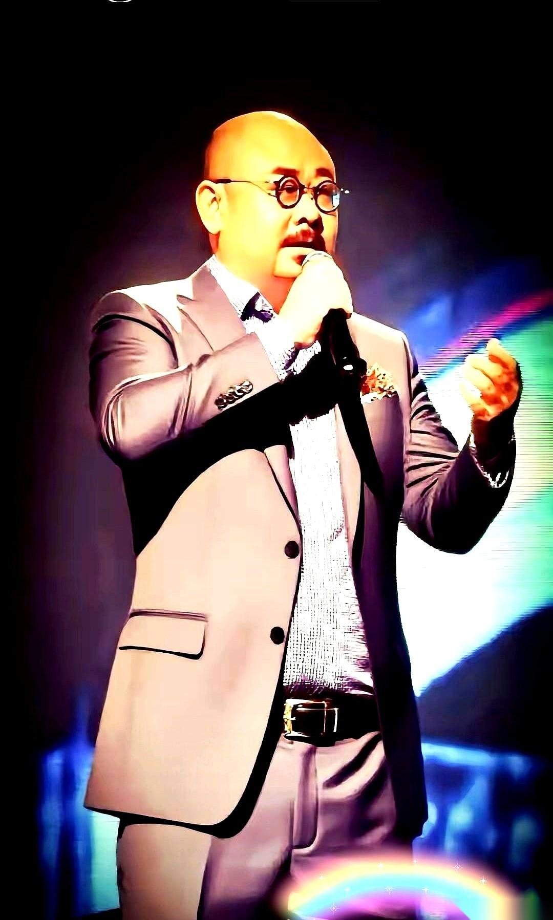 一张盖着红章的文件，递了出来。
上面八个字，说的是刀郎：“著名词曲作家、顶流歌手