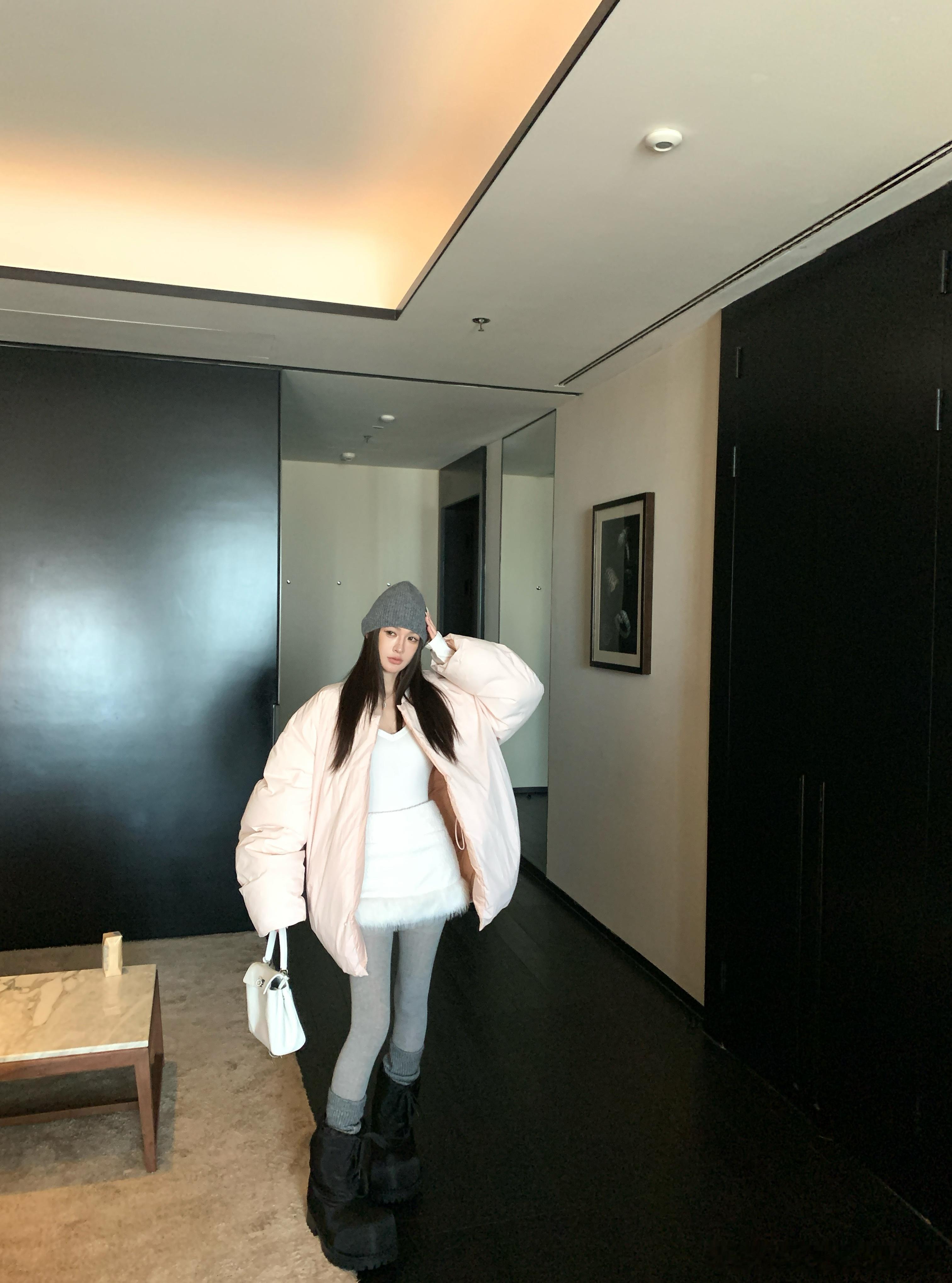 上身气质展露无疑的小香风半身裙🤍蓬松毛毛与呢料拼接碰撞 和各种外套简直就是辣妹