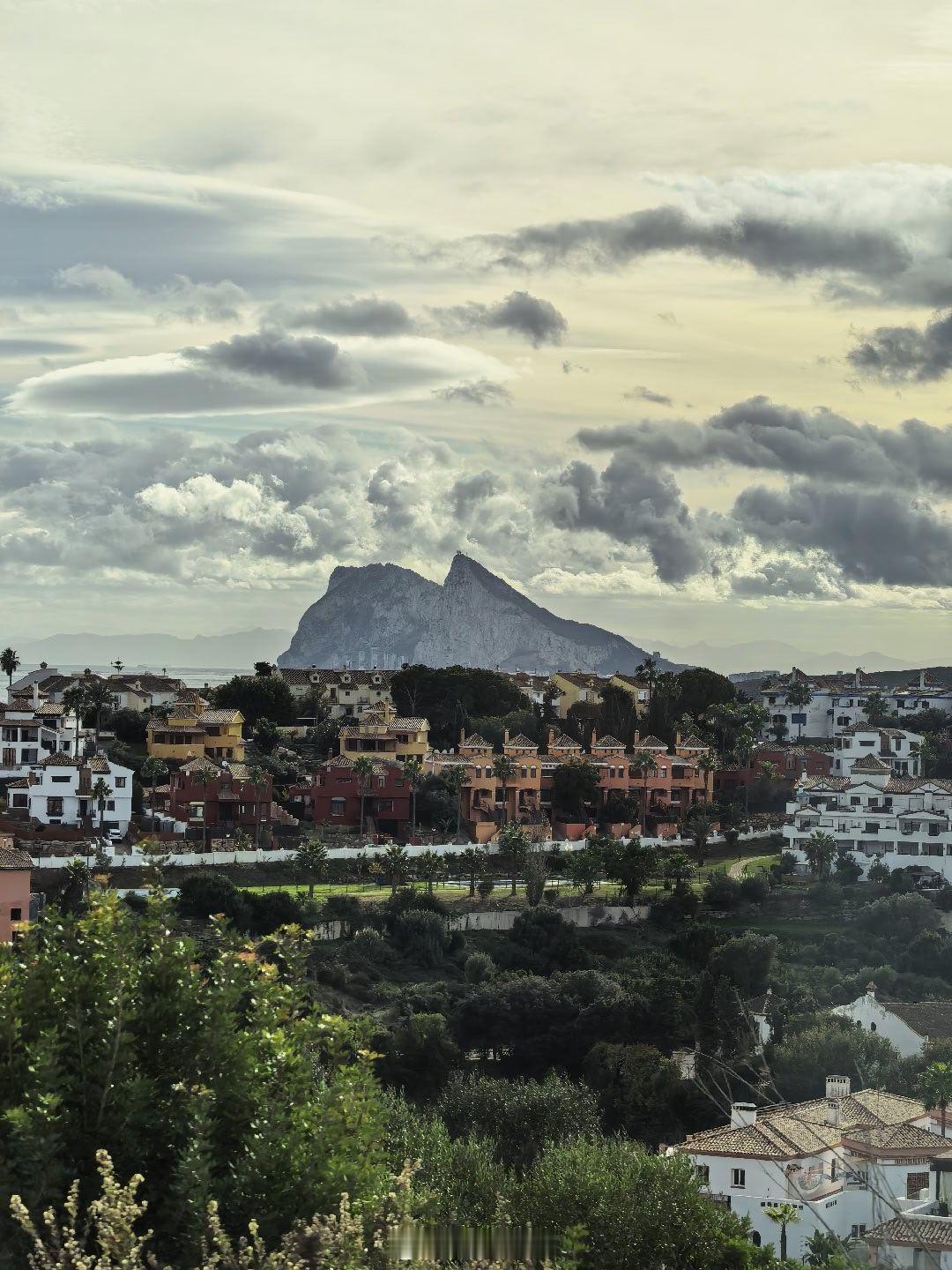 那边的那个山就是直布罗陀，但属于英国的海外领土，明天路过去英国看看
