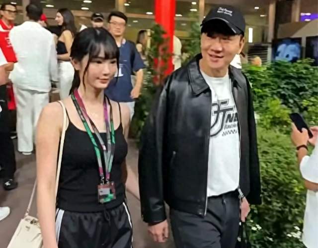 林俊杰牵手七七现身F1，贴心安慰女友让她别紧张，给足七七安全感