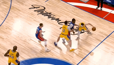 什么裁判？这球也不给犯规吗？

许尔特一胳膊抡在里夫斯胸口上，这阻挡来的太明显了