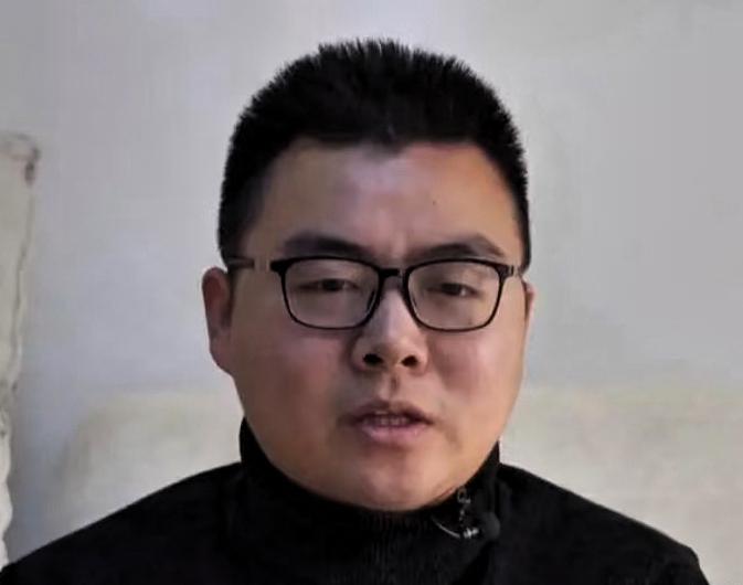 郭威直播袒露心声：
30多岁活成“左右为难”！

郭威最近这话，咋听着还让人心疼