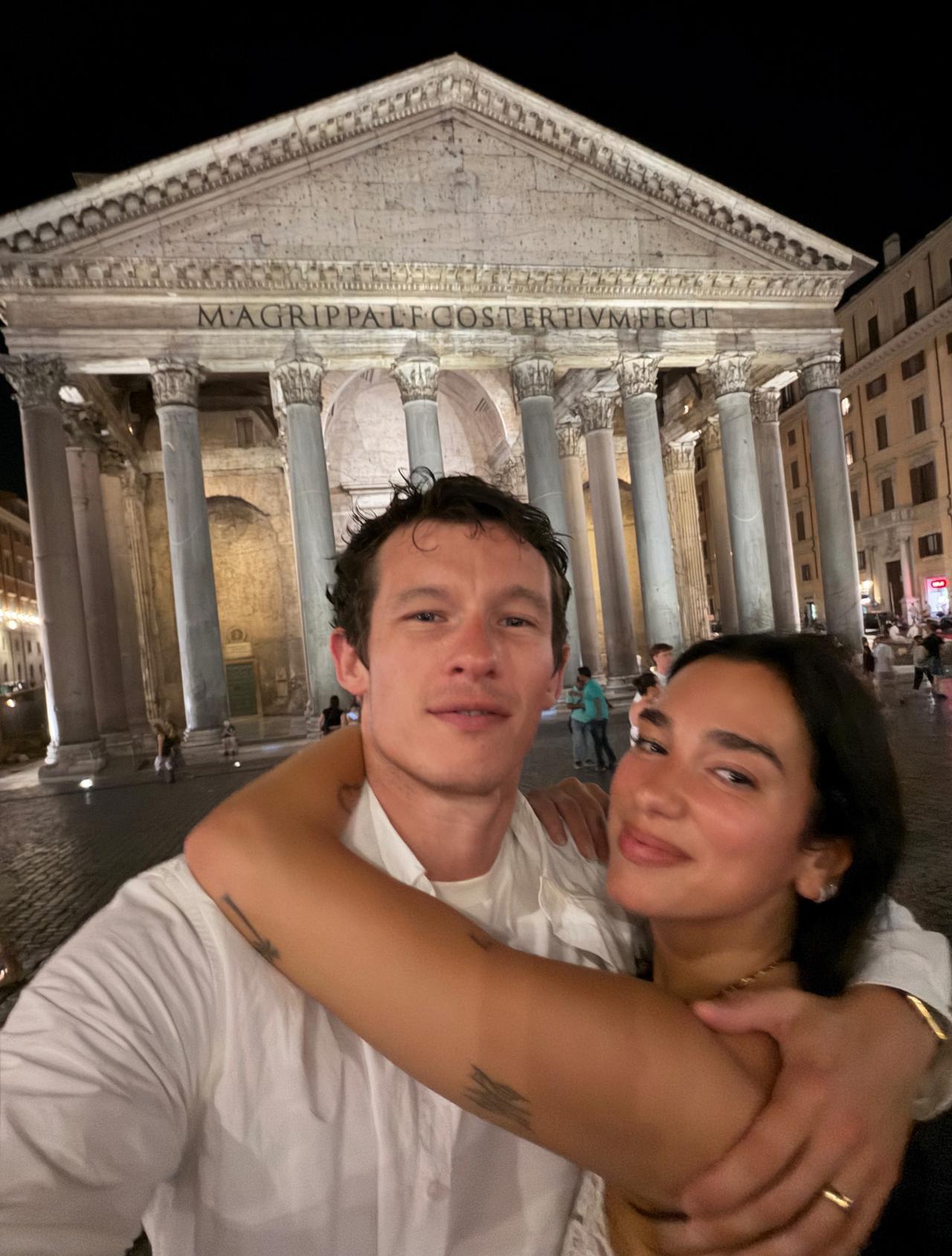 Dua Lipa 拍的老公Callum Turner，两人蜜月照。 ​​​
