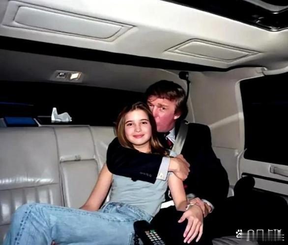 1995年，14岁的伊万卡与父亲在房车内留下一张合影。照片里，父亲将她揽在怀中，