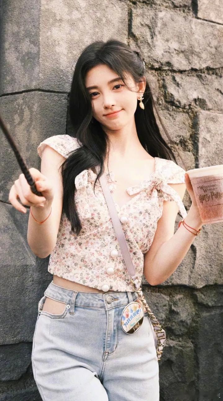 鞠婧祎收入值得玩味的是，双方互撕时都隐约指向了“合同有猫腻”“税务是否合规”等深