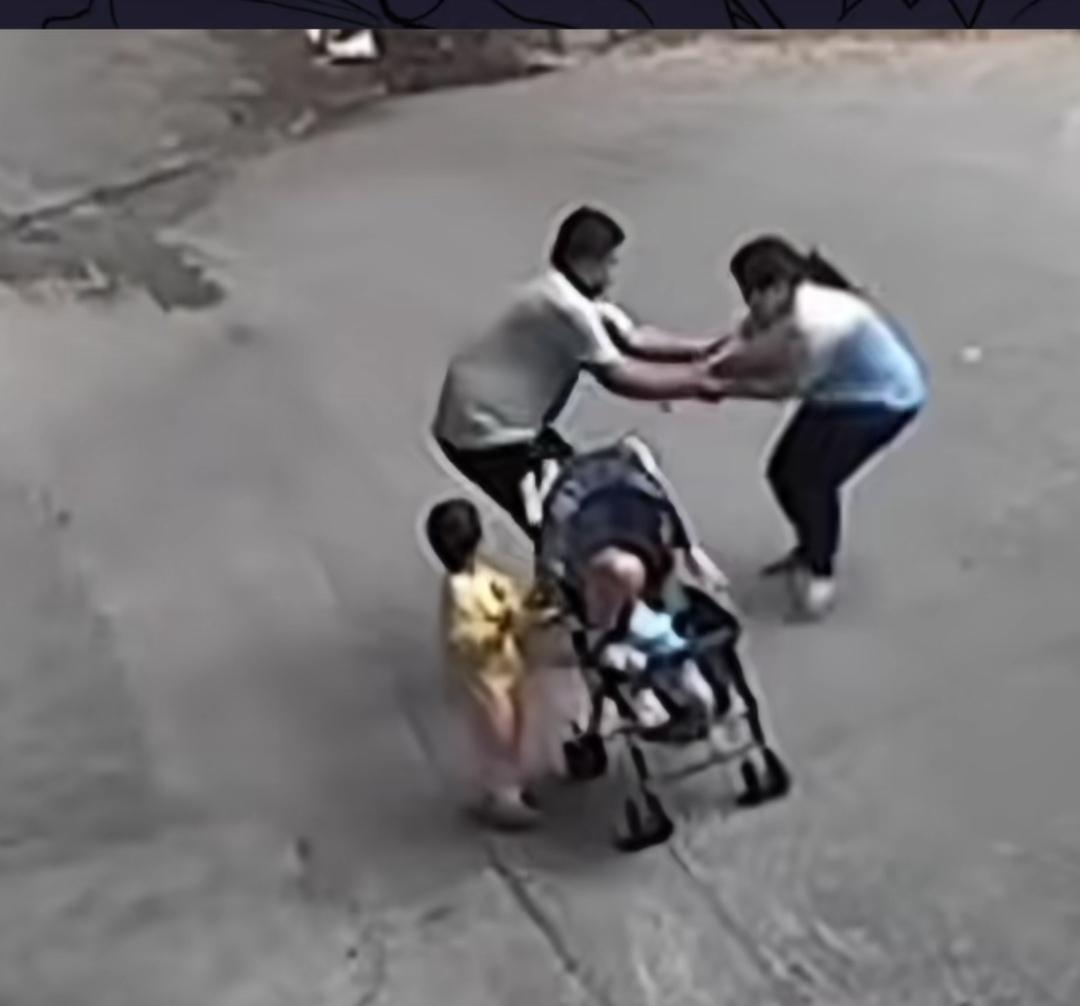 光天化日，当街猥亵！
令人心惊！
女人推着婴儿车，带着幼童正在街上行走，突然窜出