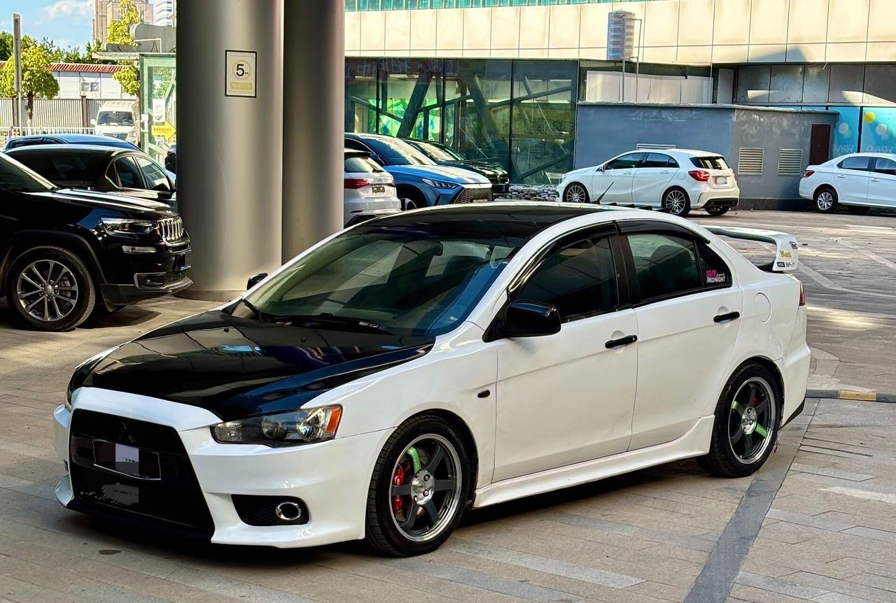 电影里那台19号红色高尔夫8.5 GTI，上可调竞技绞牙、强化防倾杆，配AP R