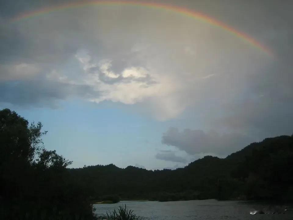 深邃的天空
永远如梦
柴米油盐酱醋茶的日子
需要抬头望天
也许
惊艳了你的眼