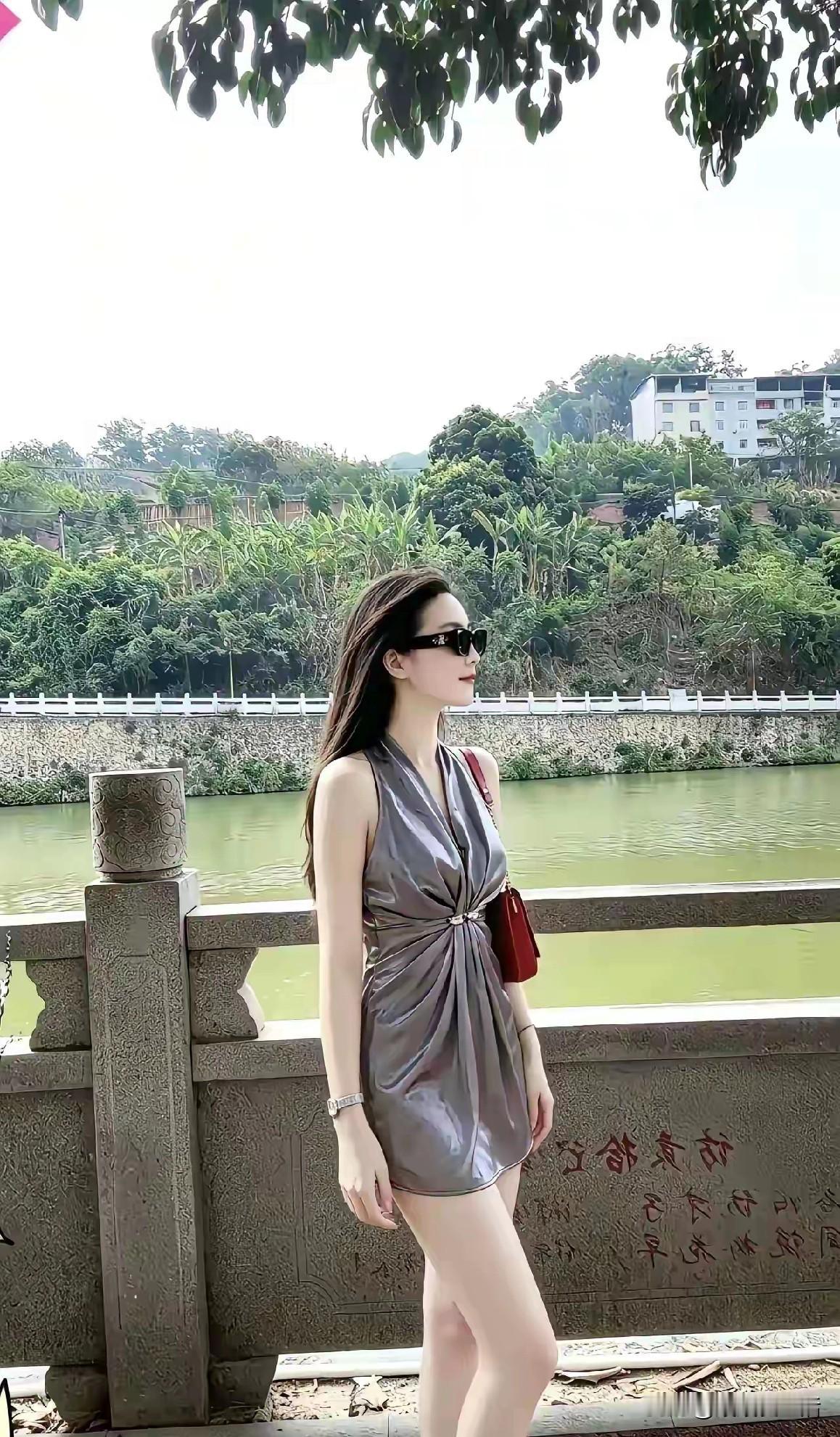 小镇上的悠闲
 
灰调裙角轻触风的软
墨镜藏住一整个下午的光
河水漫过石栏的旧字