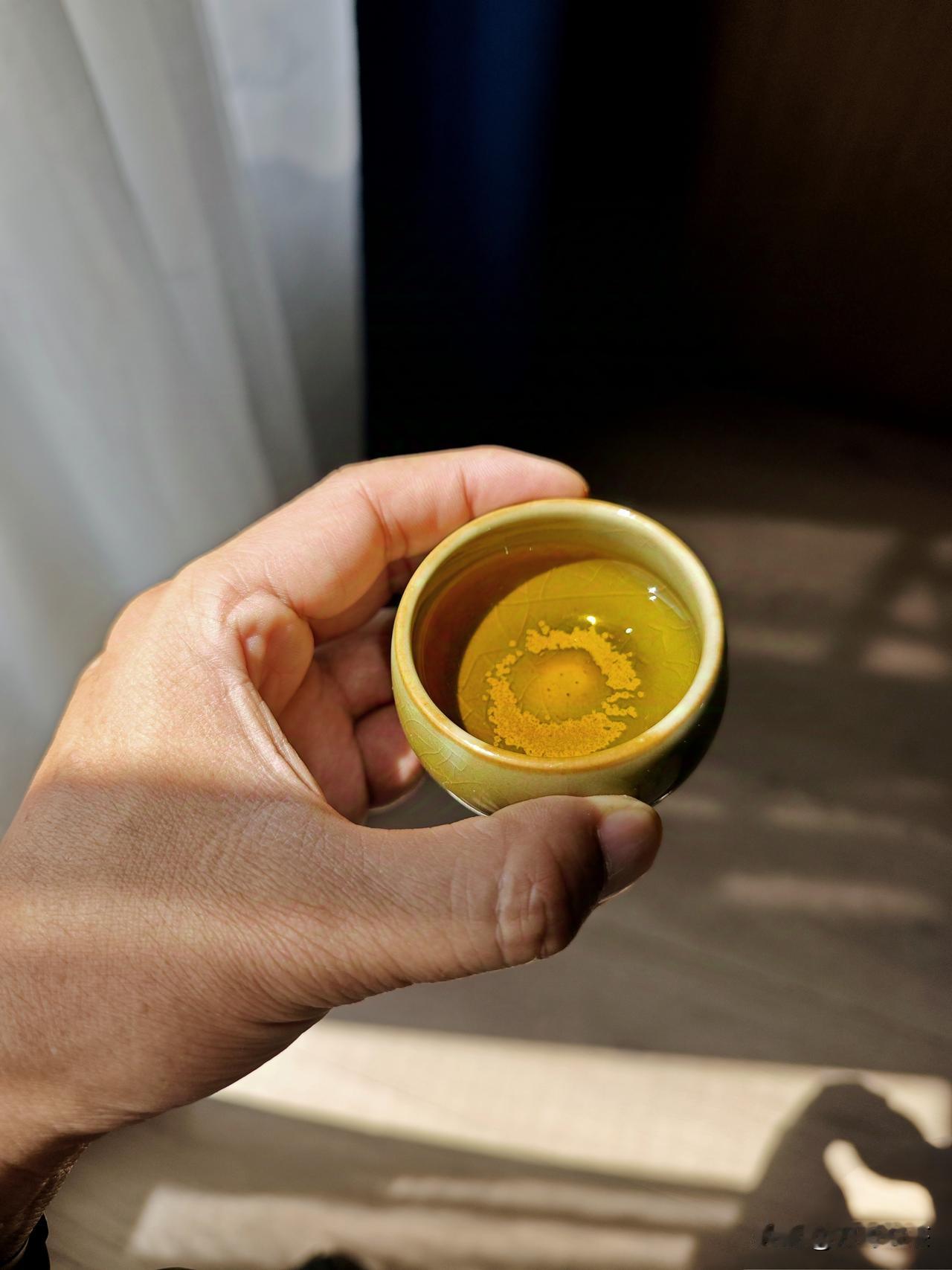 突如其来的降温
别让寒意钻进心里
茶暖脾胃，香抚情绪
彻一杯茶
守住自己的温度和