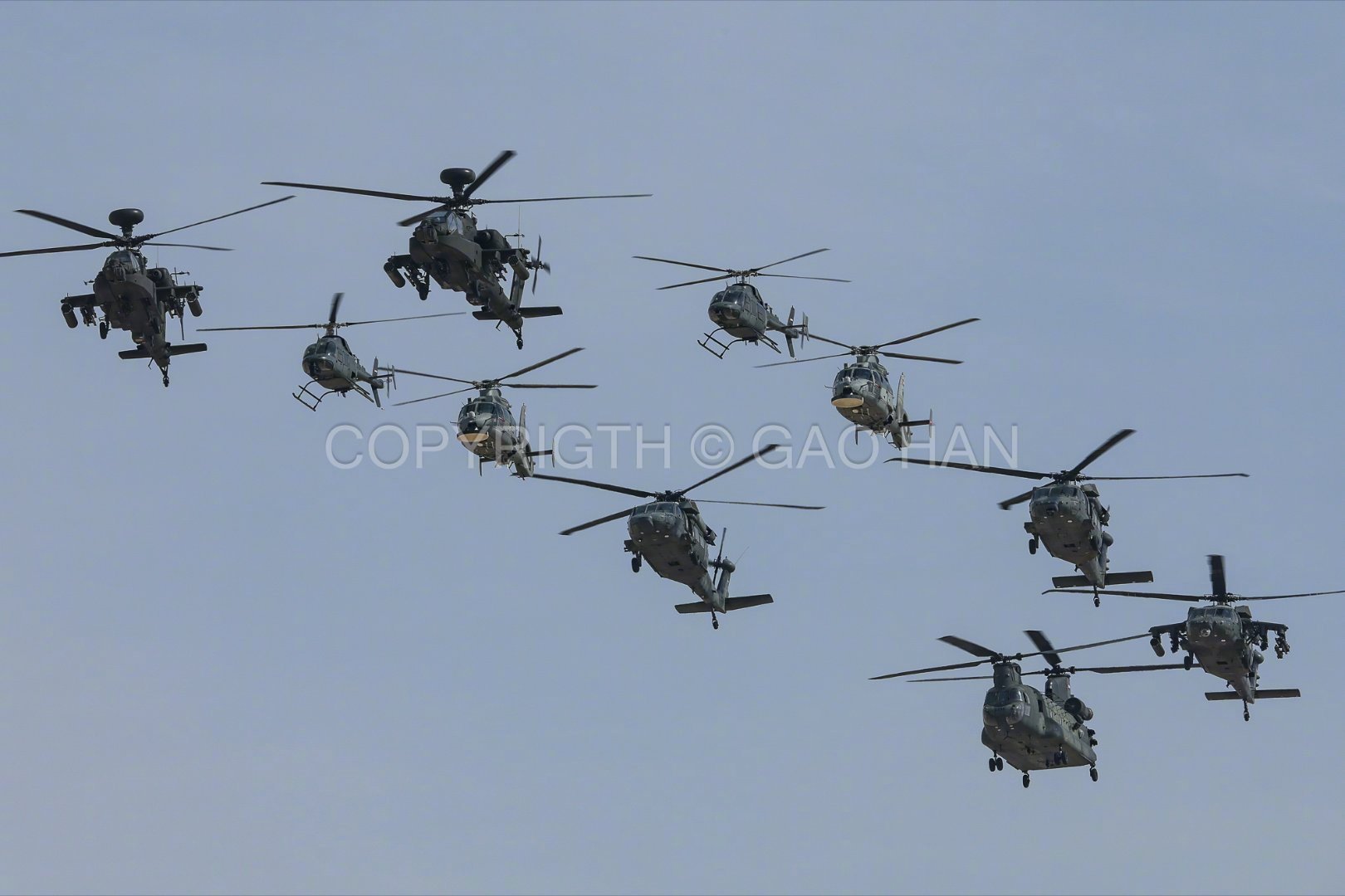 迪拜航展上的各种机型，各种编队，感觉半个阿联酋空军都过来参展了，各种力度不可谓不