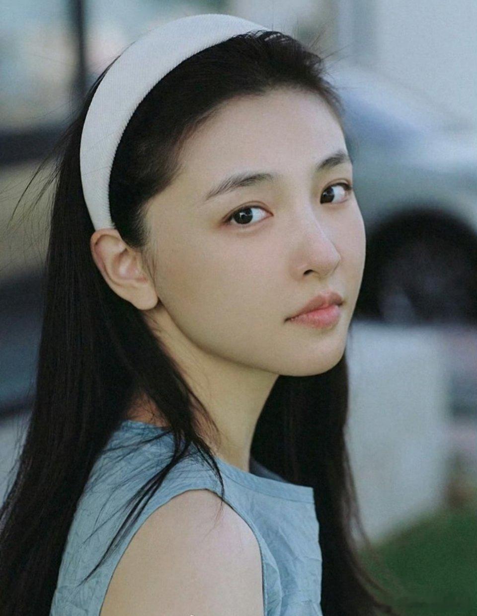 吴倩被爸爸打掉牙齿不敢吐出来这么好看的女儿，不心疼不宠着，还打！？？？？亲爹？？