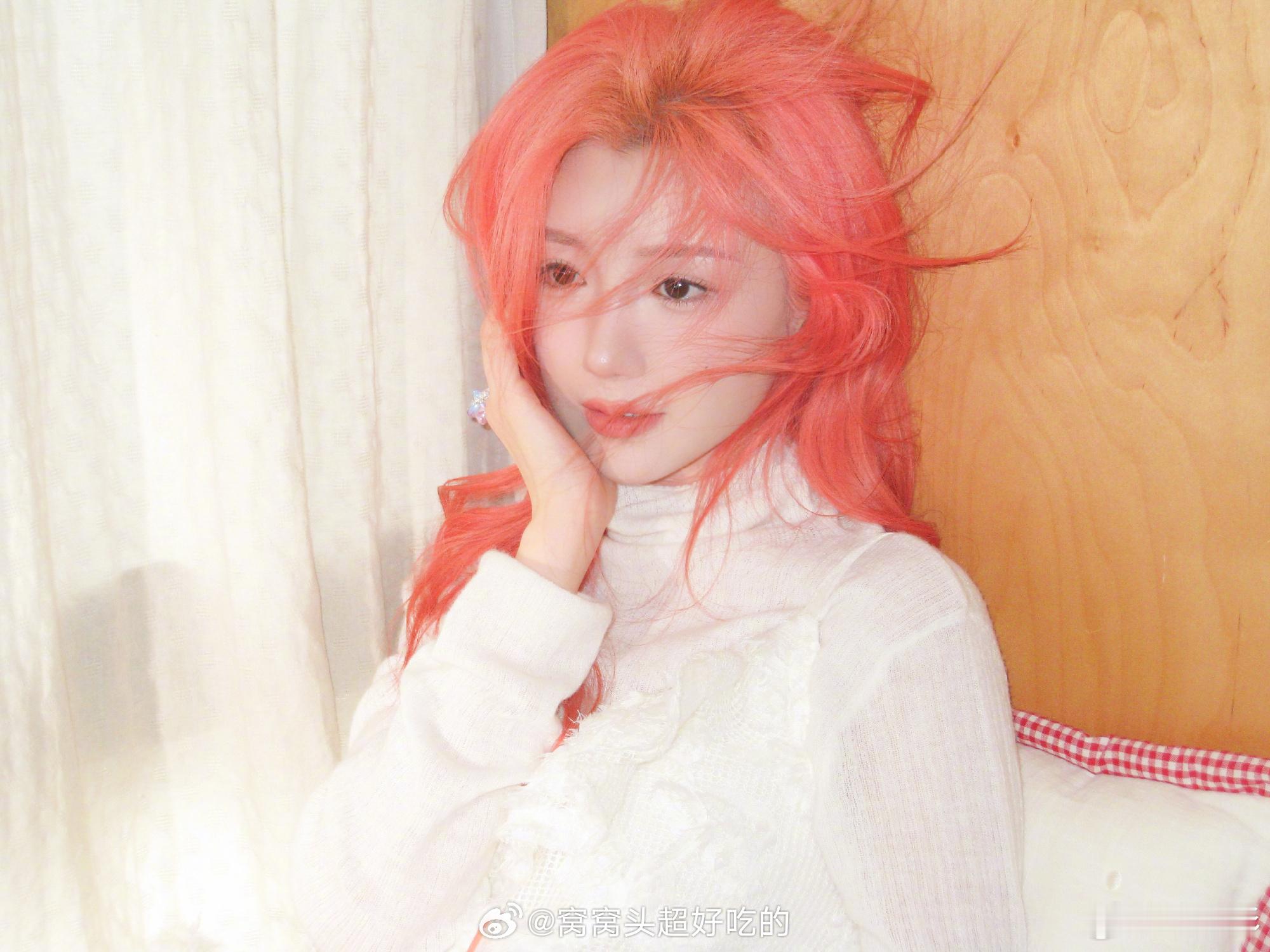 毛晓彤真的染了粉发毛晓彤今天生日染了超级漂亮的粉发，生日遇上除夕，又要奔赴202