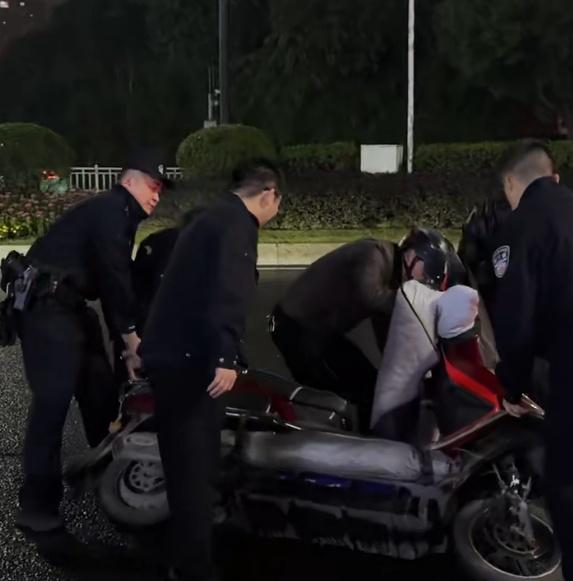 【雨夜警灯暖人心】冬夜雨中，@翠屏公安 新街派出所开展巡逻时，见一辆电瓶车因路滑