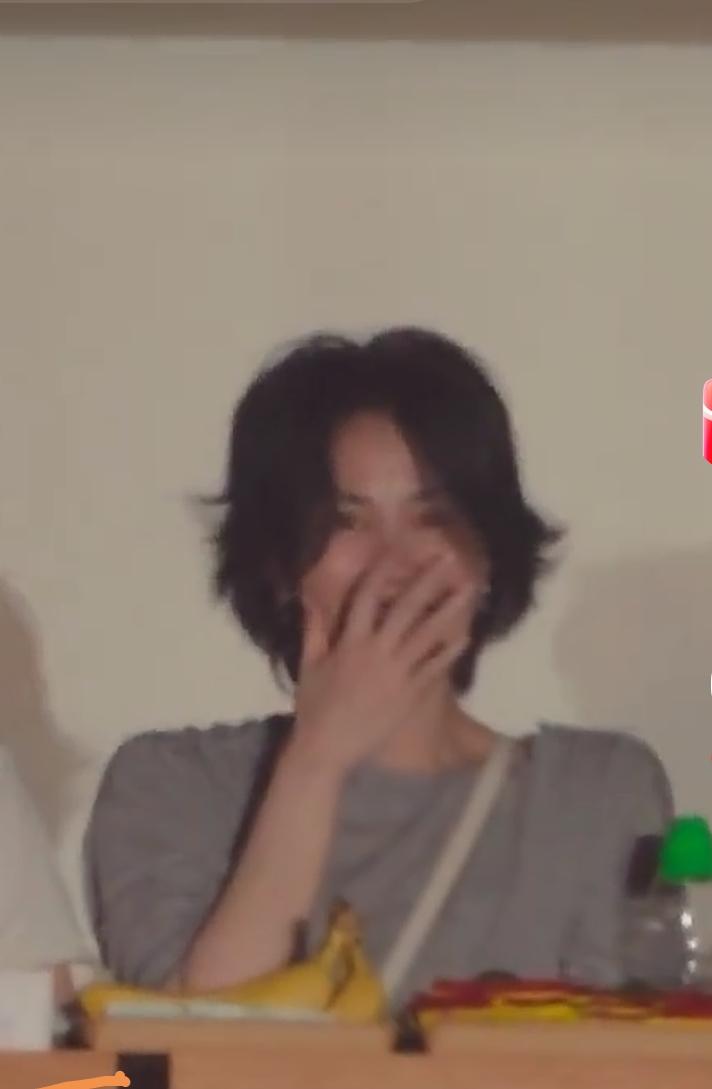 王菲居然去那英演唱会了！还举灯牌？！这30年的友情，我真的慕了😭

今晚那英北