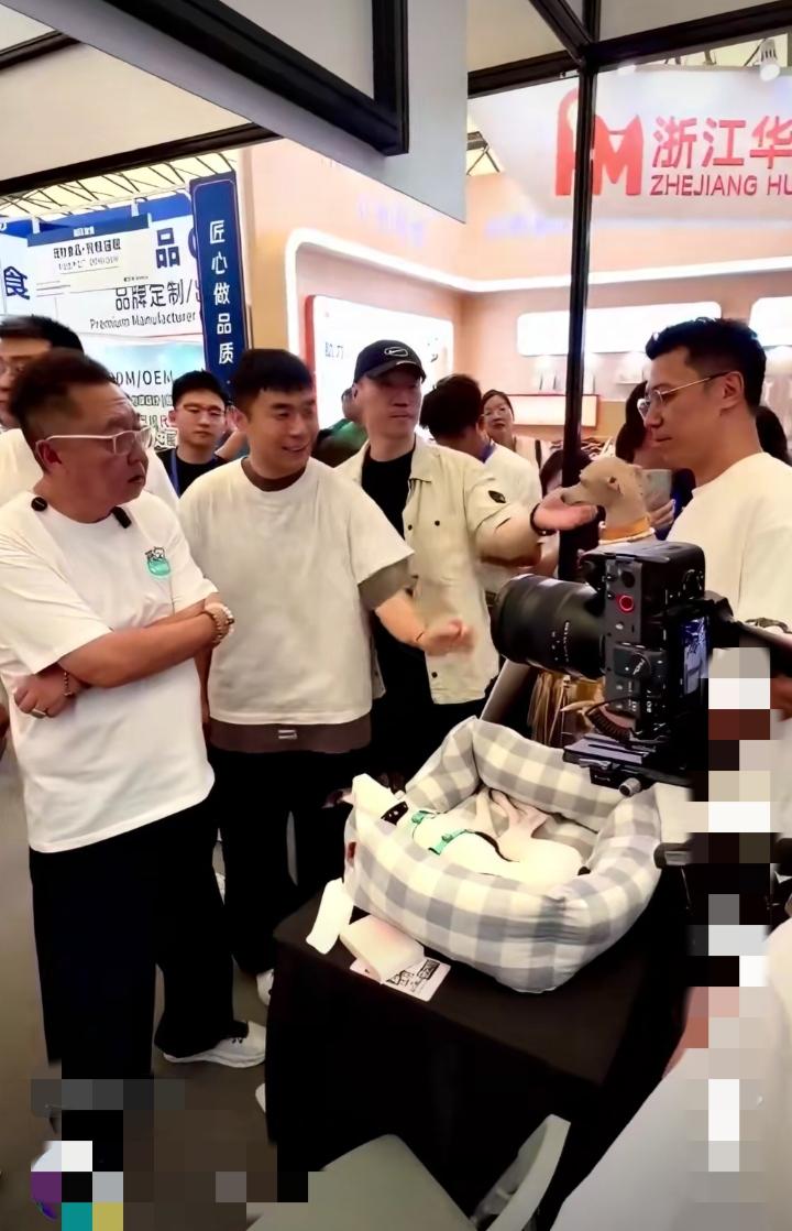 哈哈，于谦19日带杨九郎和张九南参加上海宠物食粮展，张九南说“大爷哪个狗粮好吃？