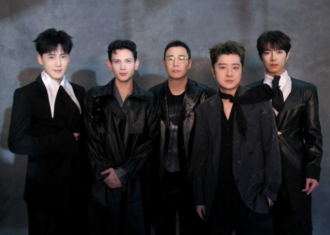 小沈阳部落在台上坐了一晚上  有人为小沈阳部落发声吗？哈哈哈哈茶花开了听哭了 ​
