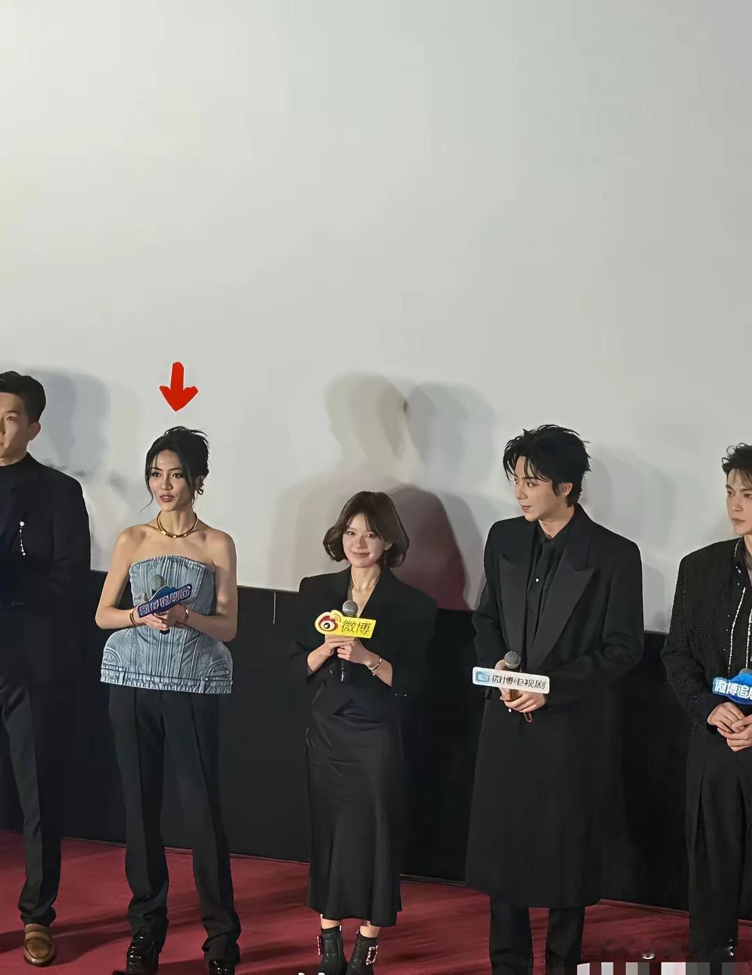 赵露思与身旁女艺人的身高好引人注目。好在她颜值出众，正所谓“脸在江山在”即便赵露