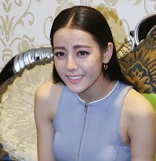 迪丽热巴回应被评晒黑长胖变壮迪丽热巴采访回应外形变化：不在意被说晒黑、长胖、变壮
