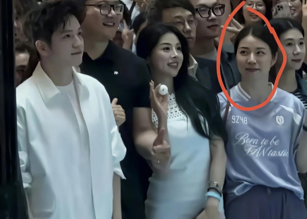 樊振东适乐肤见面会大合影，紫衣服女孩看樊振东藏不住的温柔笑意
樊振东适乐肤见面会