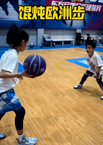杨毅：少看点湖人比赛。
女孩：詹姆斯不算走步那我还能走步啊。
不得不说这个小女孩