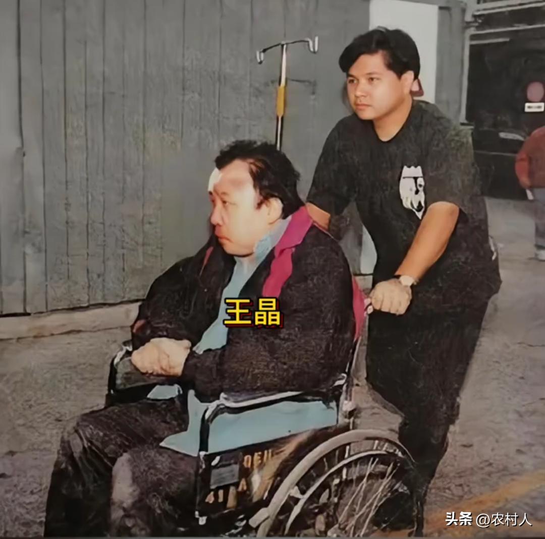 1993年的一天深夜，王晶在街上被5名壮汉打成了“猪头”。去医院缝了15针，还坐