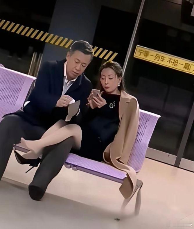 竟然有90%的人认为他俩不是夫妻？连豆包都觉得不像，这肯定是有原因的！