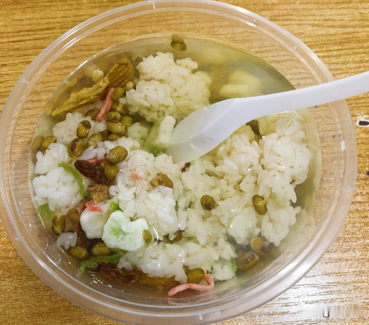 （原创）古镇·绿豆汤
在古镇已有多日，除了看东西，闲下来就是喝茶闲逛。
今天中午
