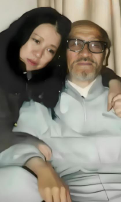 1990年，46岁的三毛跑到新疆，和76岁的王洛宾同居，王洛宾拒绝和她同房，三毛