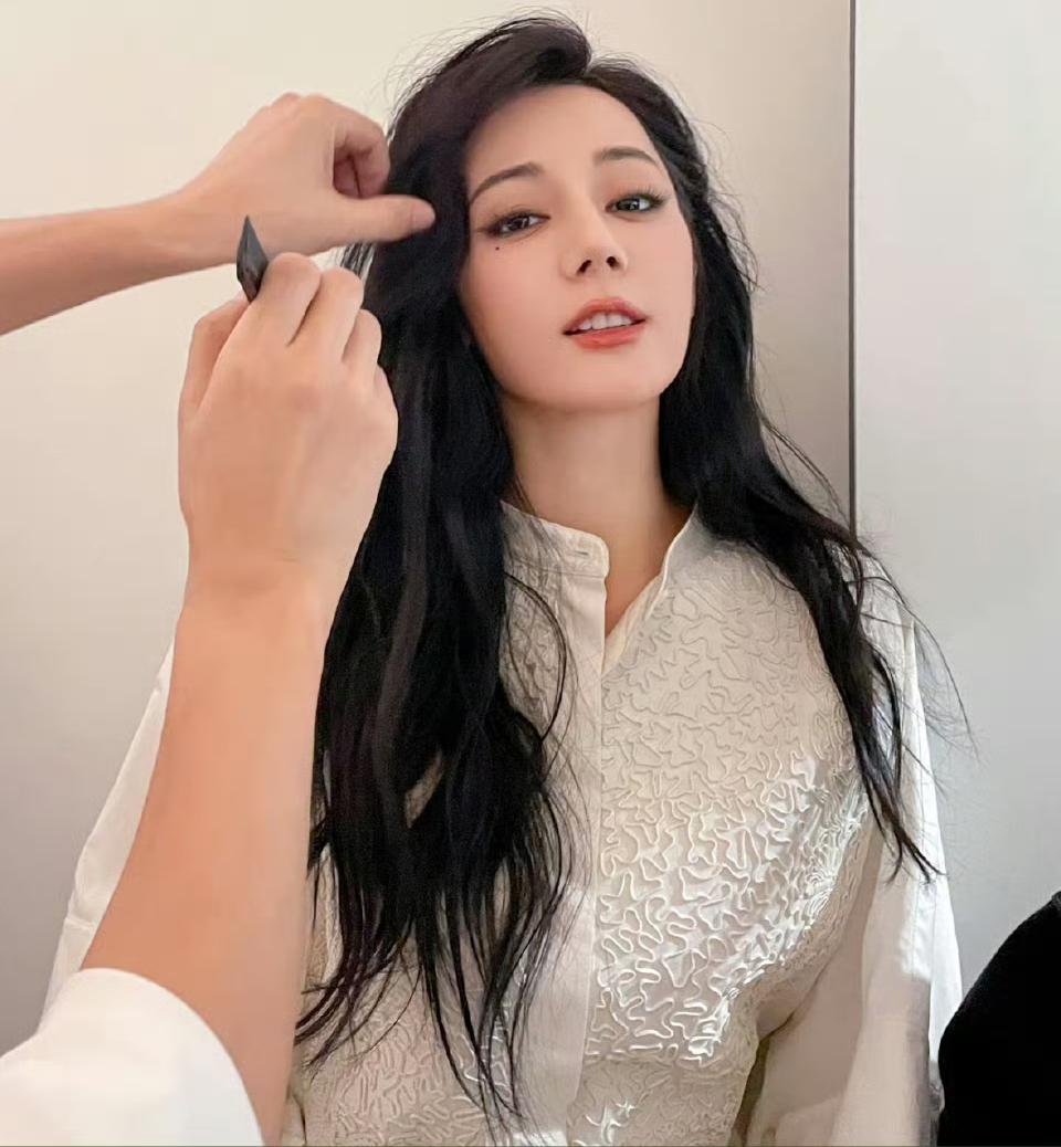 这个易易紫女网红真的太闲了，大清早的爆料迪丽热巴谈过恋爱，没有实锤没有照片，张口