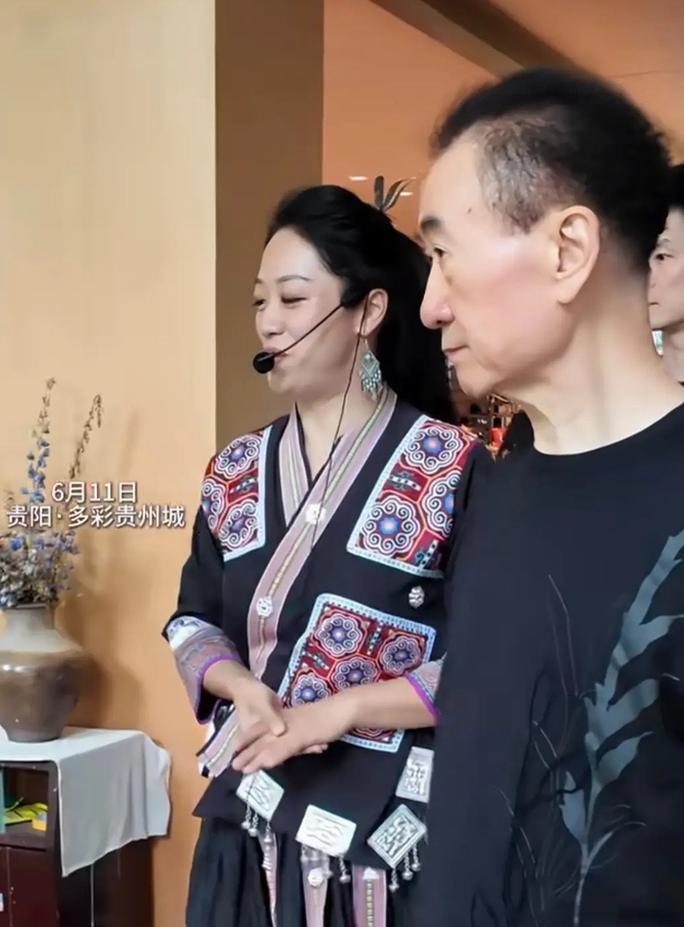 由俭入奢易，由奢入俭难呀。王健林近日去贵州考察文旅项目，身上穿着的黑色T恤看起来