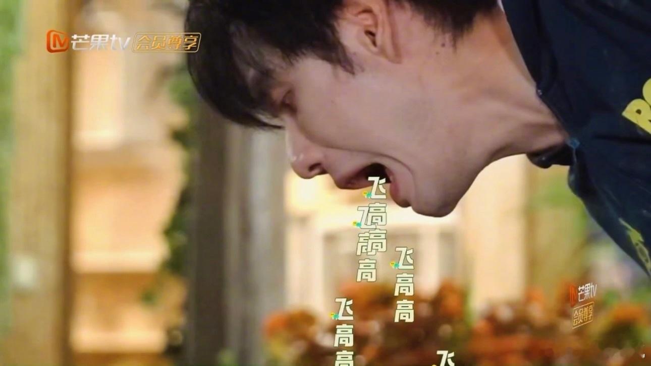 任豪脚趾弹钢琴 任豪兄弟抱一下环节自信爆棚放话扛8个，扛起张颜齐秒破功，脚在地上