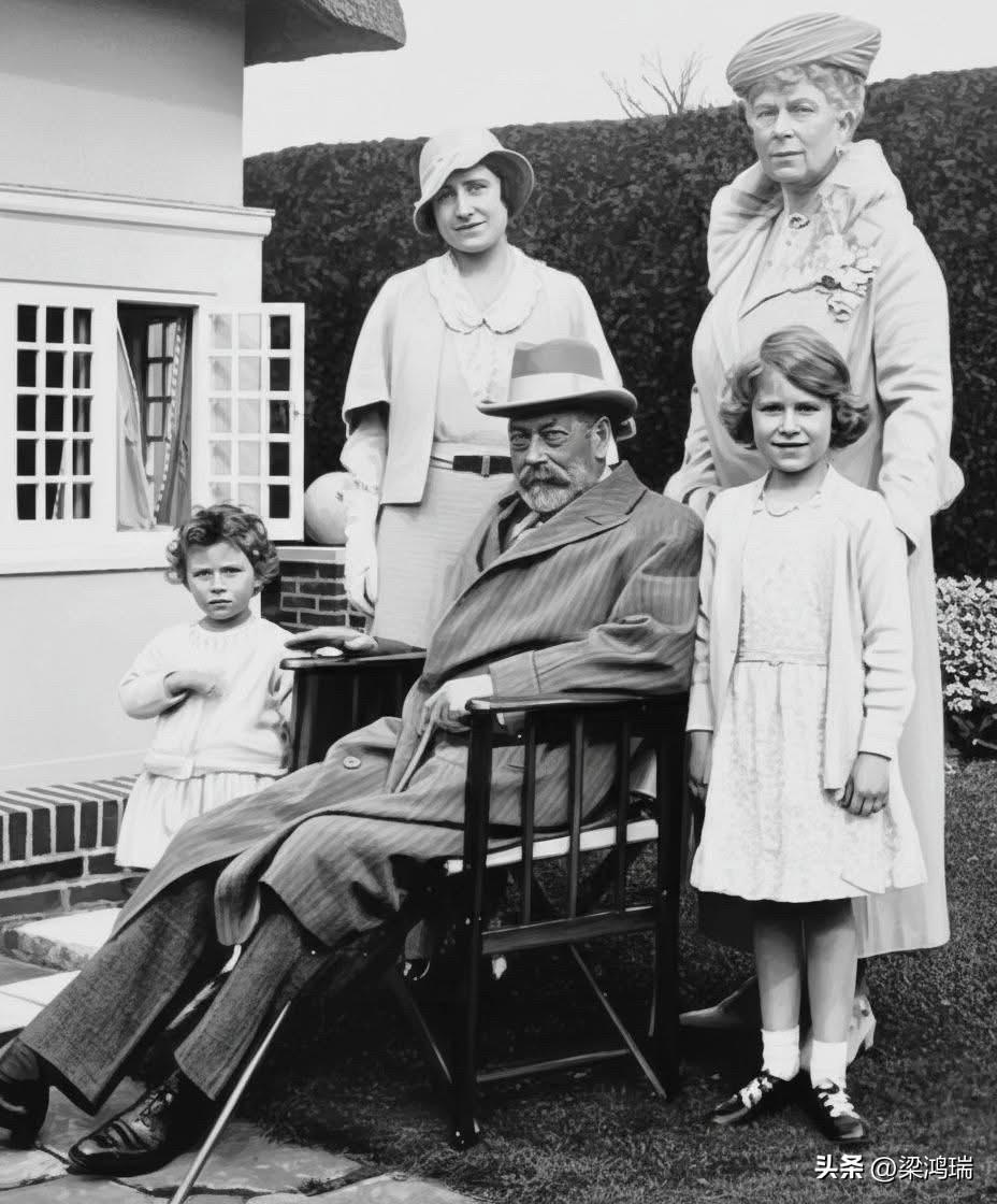 乔治五世国王的晚年——一张全家福

这张感人至深的照片拍摄于乔治五世国王的晚年，