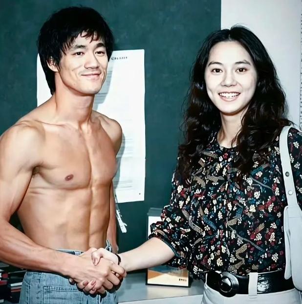 你看李小龙边上这个女人，头发短短，衣服简简单，人往那儿一站，就精神。那是上世纪7