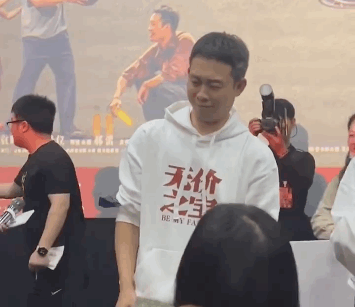 #张译拒绝给狂飙实体书签名#狂飙怎么你了，真的好想知道[二哈] ​​​