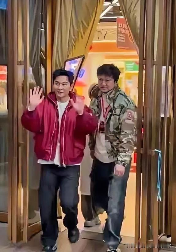 从壮黑牛熬成小老头
当别人都已经另寻发展的时候
李晨好像越来越不对劲了

都快5