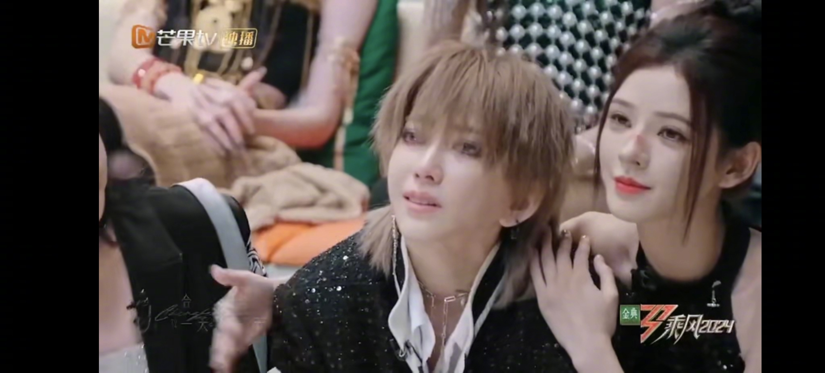 #刘忻哭倒在张予曦怀里##刘忻哭倒在张予曦腿上#乘风知名小哭包刘忻又哭了！再听到