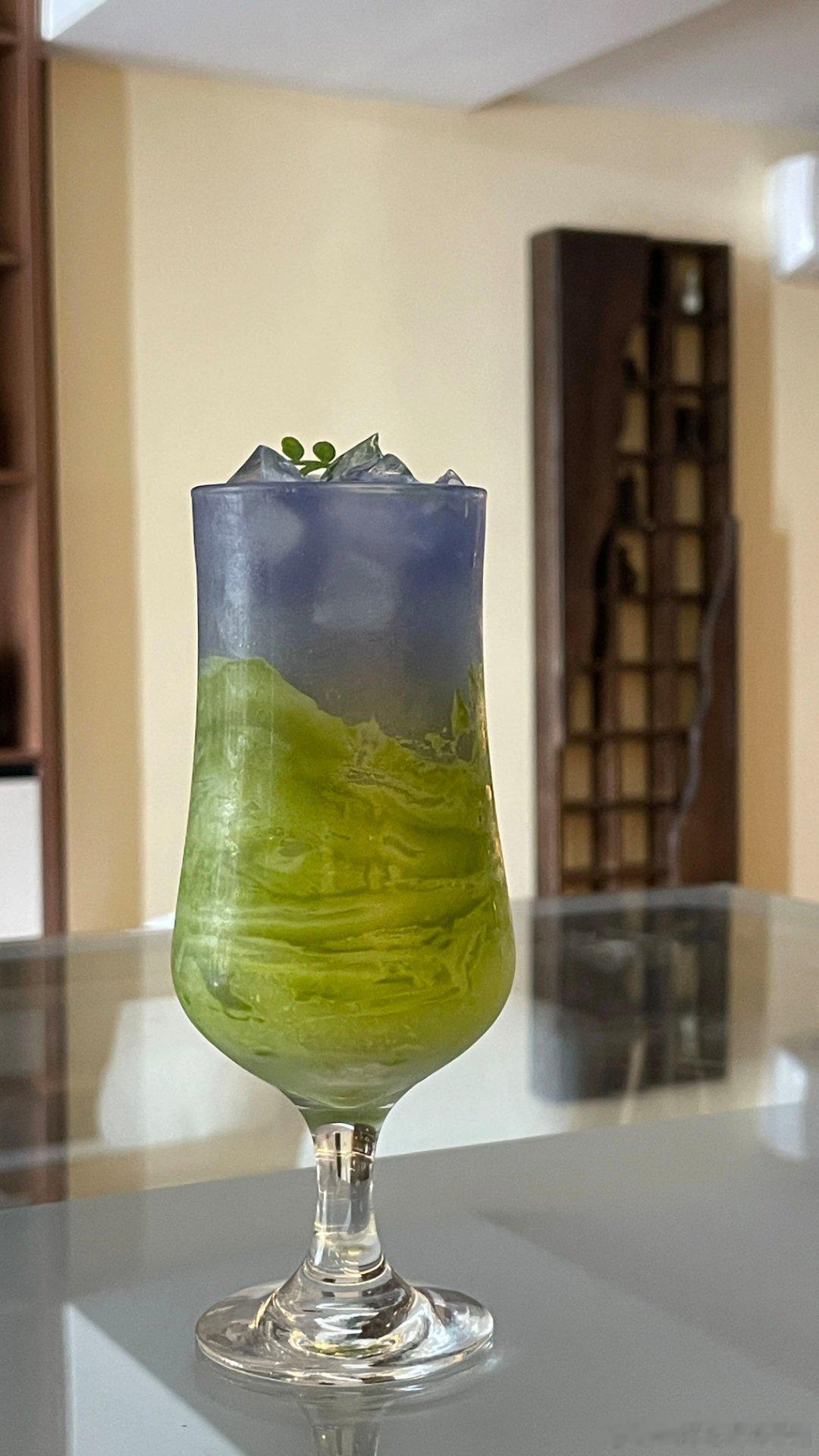 生活手记杯中烈酒浸满心头酸楚，独对空盏自斟自饮，酒液入喉，烧不尽心底积压的遗憾。