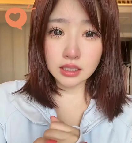 黄一鸣和新男友
恐怕很快就要分手了
因为黄一鸣被永封了

百万网红说封就封，平台