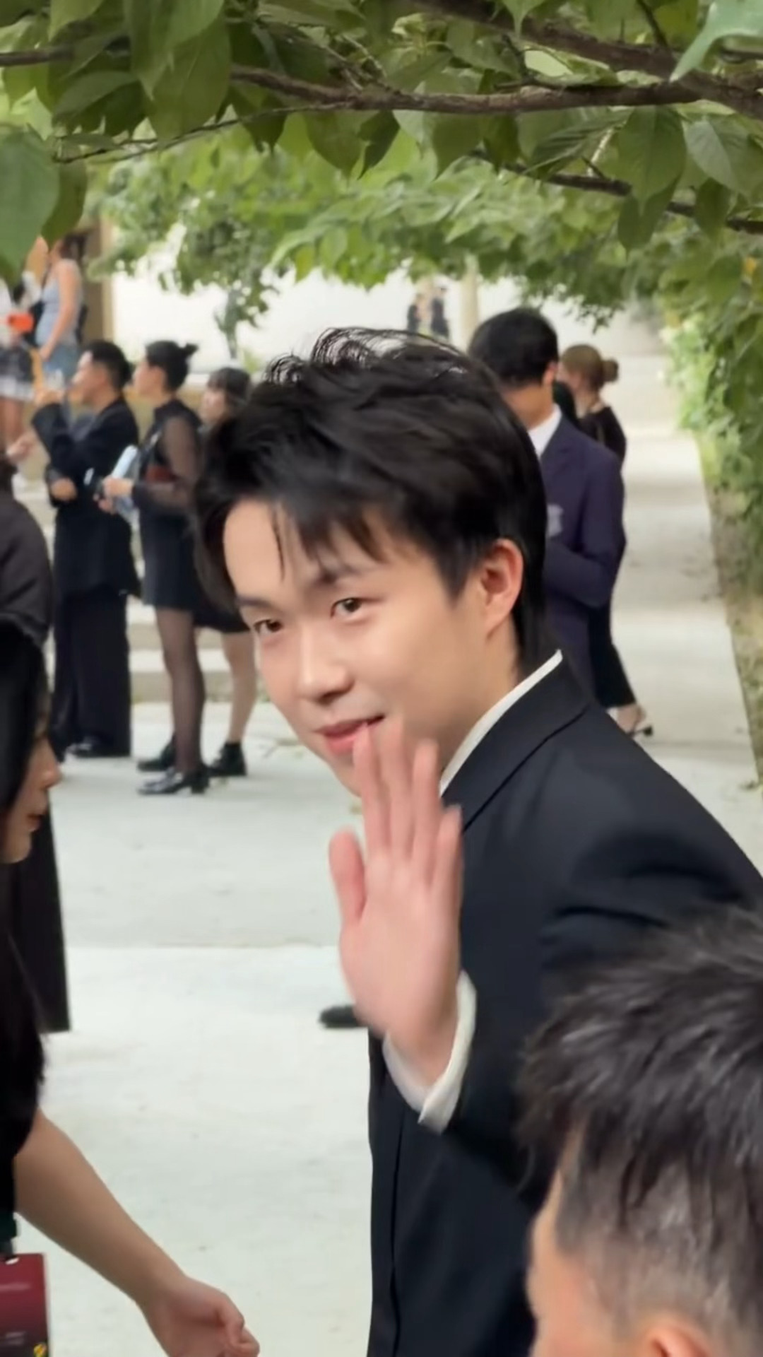 穿的那么bking但真的是只萌萌小狗呢 