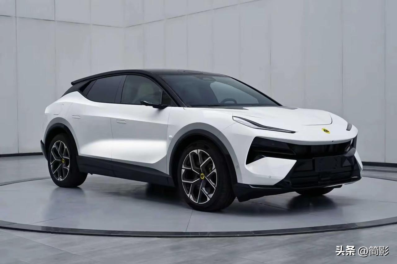 莲花汽车的可升降车顶雷达解决方案是值得点赞的。
我一直认为头顶几个雷达包很影响整