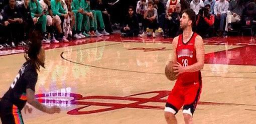 上半场，申京逮着文班猛锤，连打俩2+1，边打边吼“给阿杜和饼皇报仇”。17分钟1