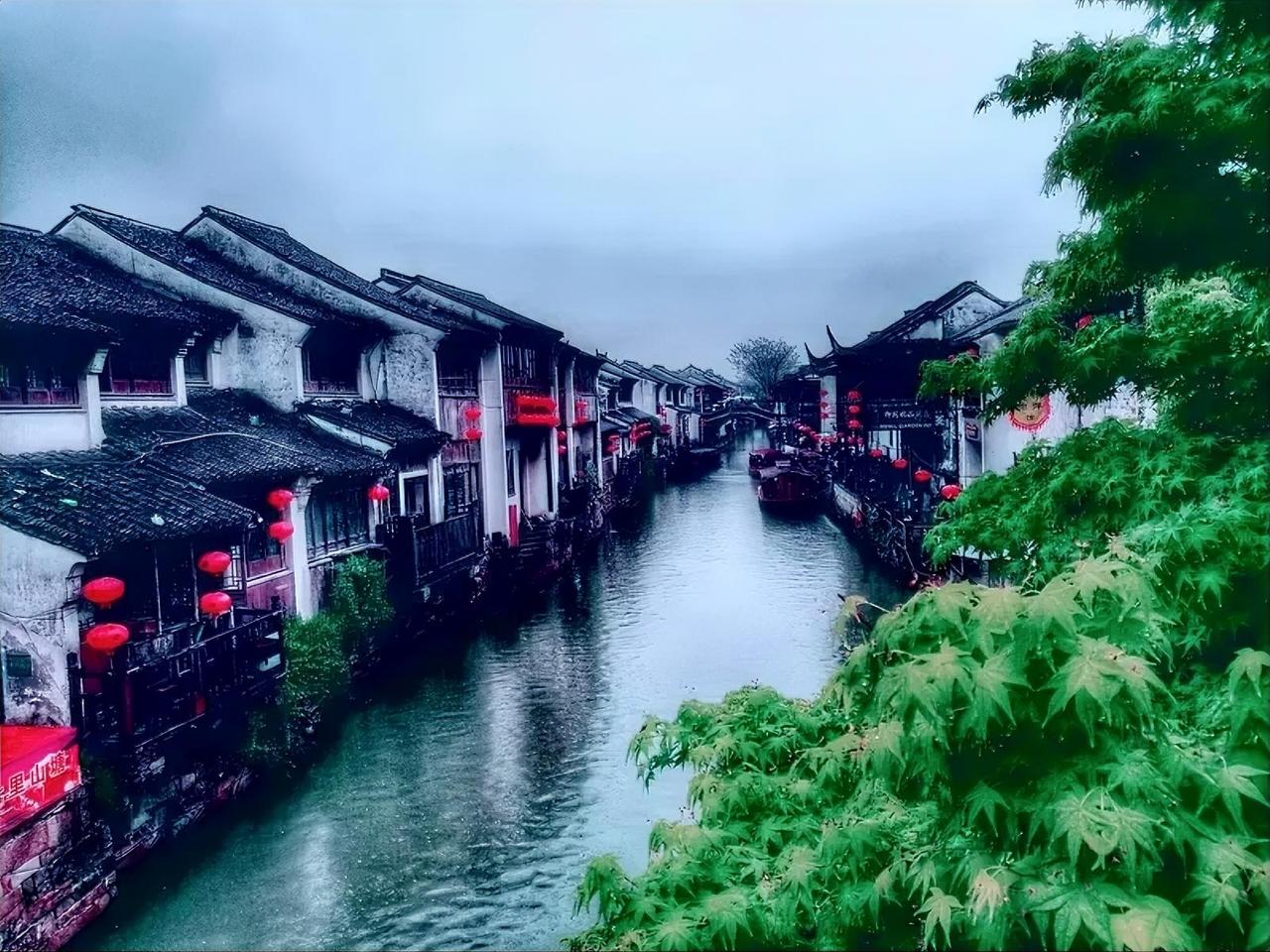 “春风拂江南，烟雨入人间”，这诗句简直把江南的美写到了骨子里。江南的春天，春风轻