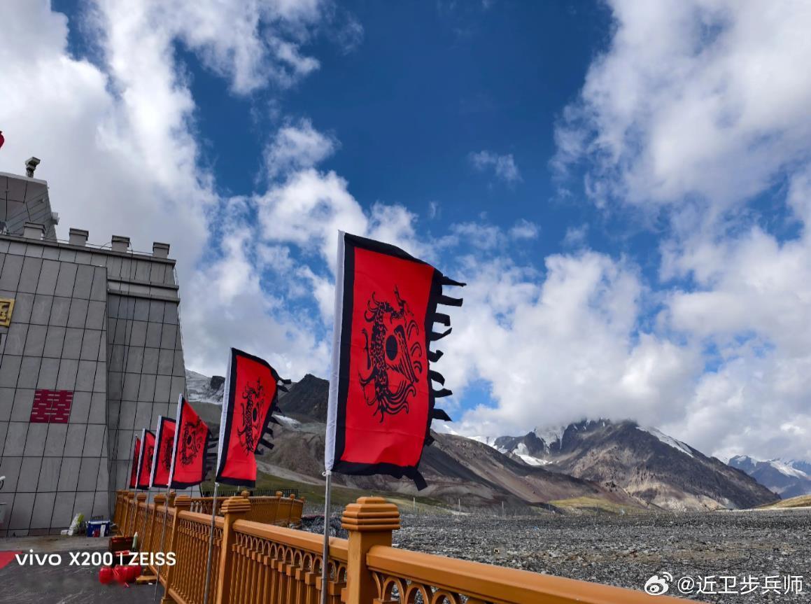 解放军汉服汉旗婚礼的更多照片，2025年八一节边防部队在帕米尔高原红其拉普国门举