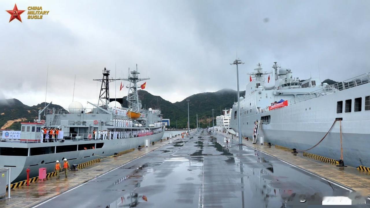 哈哈哈，咱们海军三船组成的联合编队访问越南，这吨位直接超过越南海军总吨位了！[捂