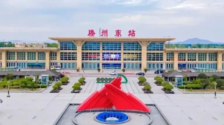 今天抖音和今日头条很多人都在说4号滕州鄯国路私家车冲向公交站台，但都没有一条完整